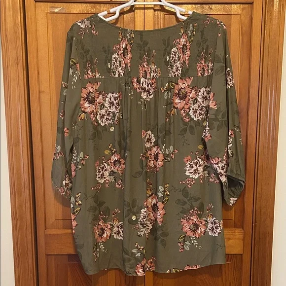 Torrid Olive Floral Crepe Blouse Plus Size 5X NWT 3/4 Sleeve V‑Neck Top - Picture 6 of 12
